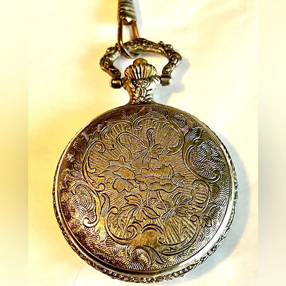 VTG Elk Deer Dogs Cabin Pocket Quartz Movt Watch Floral Plants Leaves Leaf
